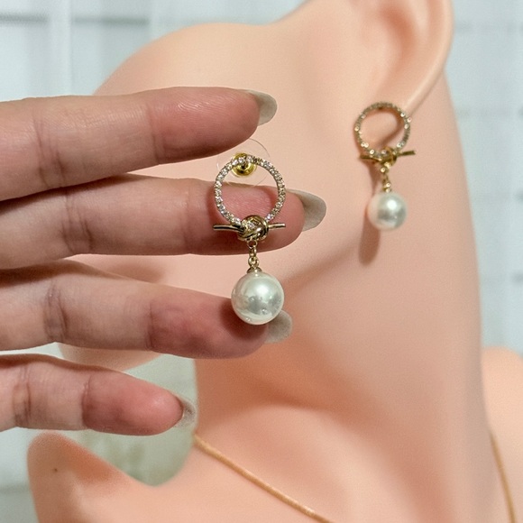 ⚜️ Elegant Gold and Pearl Drop Earrings With Zirconia - Picture 5 of 7